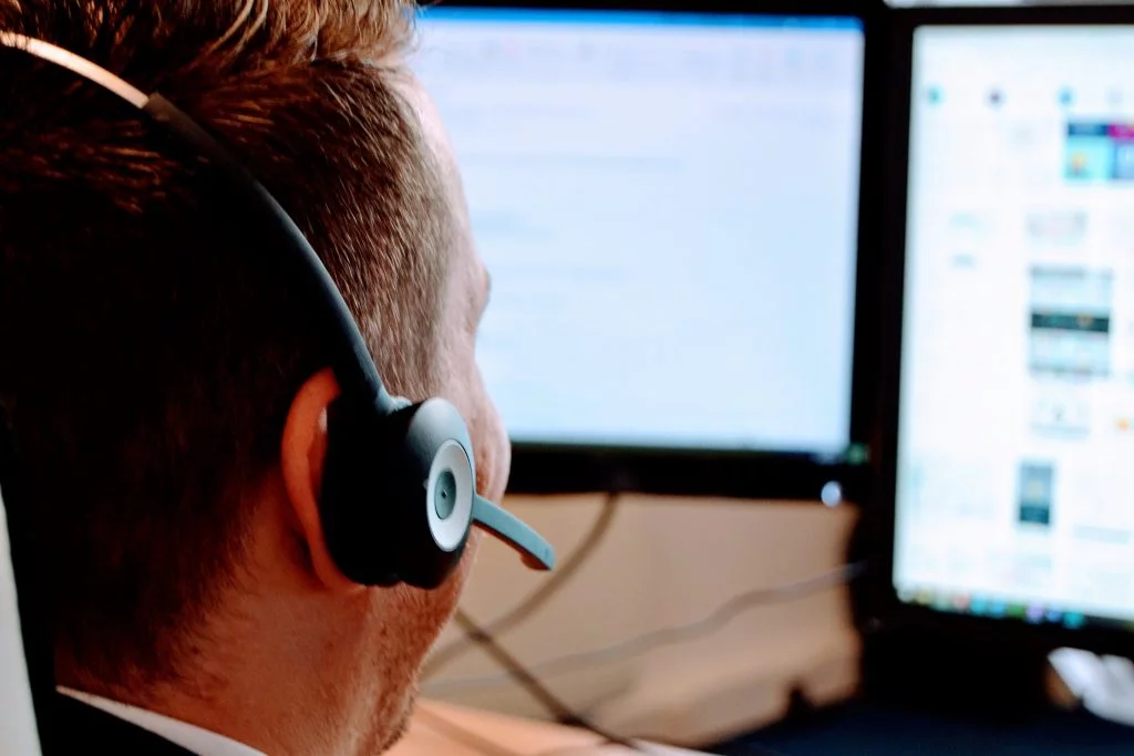 Peo IT Personnel in call with a customer