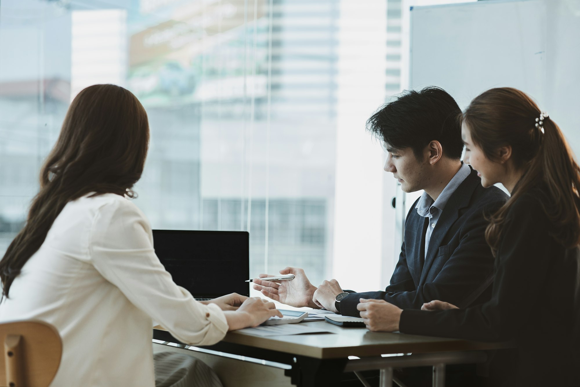 Marketing team meetings for startup companies, brainstorming meetings for implementation planning, m